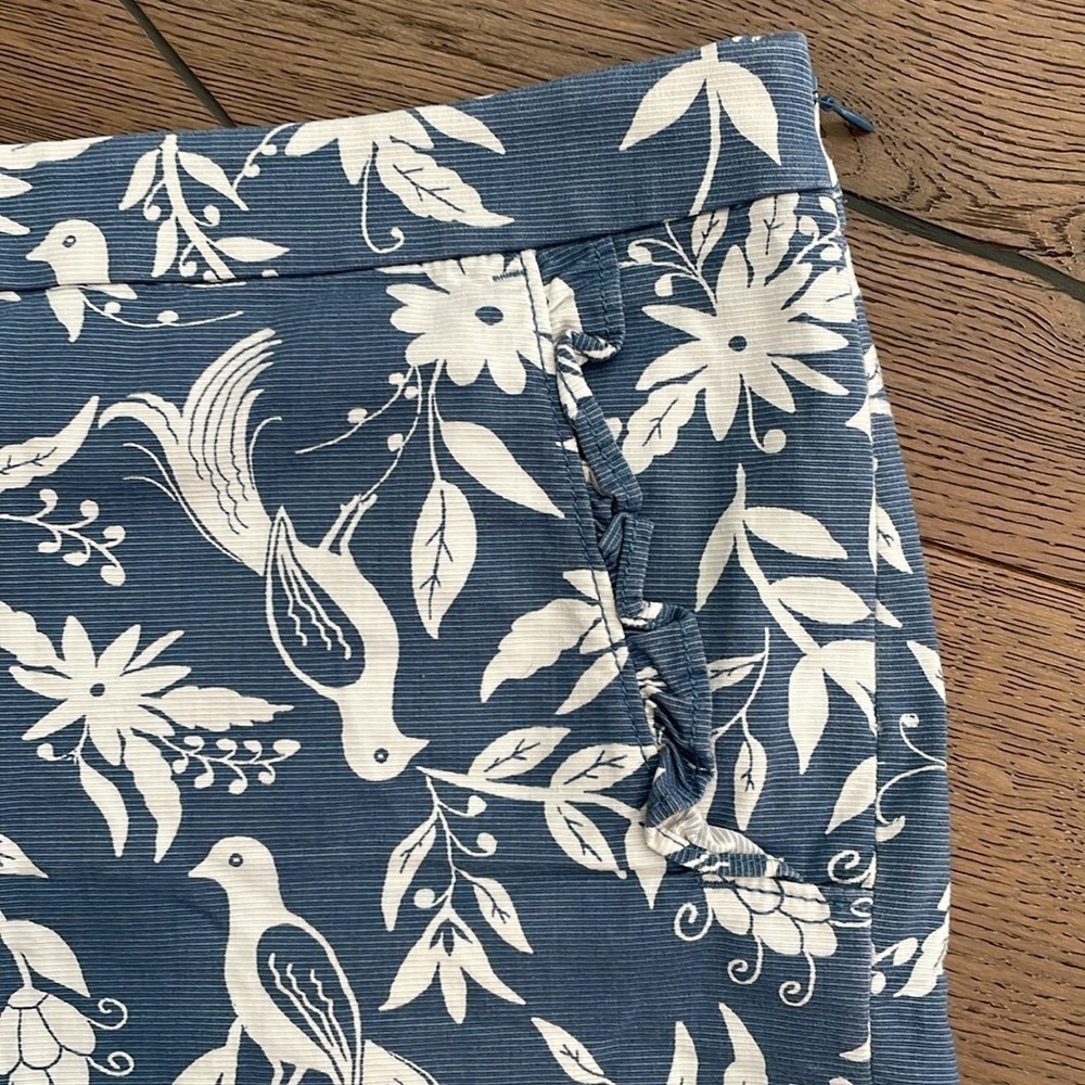 LOFT Blue White Floral Peacock Ruffle Pocket Riviera Women's Shorts Size 4 - Picture 2 of 5